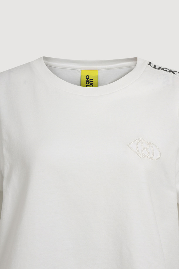 로고 스트랩 하프 슬리브 티셔츠는 부드러운 면 소재로 제작되어 편안한 착용감을 선사합니다. 라운드 넥 라인과 리브 짜임으로 깔끔함을 더하고, 로고 스트랩 장식과 로고 자수 디테일이 스포티한 무드를 연출합니다. 크롭 기장에 앞뒤 언밸런스 디자인으로 트렌디함을 살렸으며, 옆트임 디테일로 활동성을 높였습니다. 봄, 여름 시즌 데일리룩, 여행룩, 봄 소풍룩 등 다양한 TPO에 캐주얼, 미니멀, 스포티 스타일로 활용하기 좋습니다.
