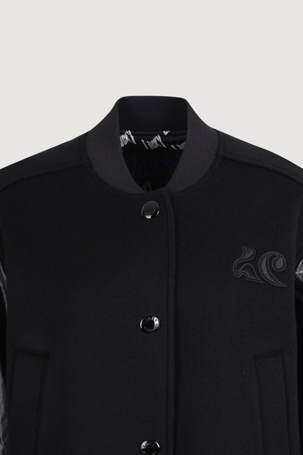 **레더 슬리브 포인트 점퍼 (블랙)**

가을, 겨울 시즌에 착용하기 좋은 레더 슬리브 포인트 점퍼입니다. 울 소재와 가죽 소매 배색이 돋보이며, 부드러운 촉감과 두꺼운 두께감으로 따뜻하게 입을 수 있습니다. 캐주얼, 미니멀, 클래식 스타일을 즐기는 분들께 추천하며, 데일리룩, 모임룩, 데이트룩 등 다양한 TPO에 활용하기 좋습니다. 크롭 기장과 레귤러핏으로 디자인되었으며, 풀 스냅 버튼과 양옆 포켓, 끝단 리브 마감으로 편안함과 활동성을 더했습니다. 무지 디자인으로 어떤 스타일에도 쉽게 매치할 수 있습니다.
