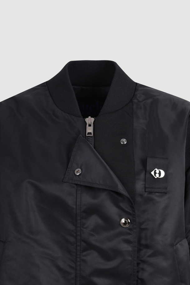 블랙 컬러의 글로시 블루종 점퍼입니다. 나일론 소재로 제작되어 부드러운 촉감을 자랑하며, 봄, 가을 시즌에 적합합니다. 캐주얼, 미니멀, 시티보이 스타일을 즐겨 입는 분들께 추천하며, 무지 패턴과 레귤러핏으로 어떤 옷에도 쉽게 매치할 수 있습니다. 집업과 스냅 버튼으로 여밈이 가능하며, 얇은 두께감으로 간절기에 유용합니다. 양옆 포켓과 리브 짜임 마감 디테일이 돋보이는 데일리 점퍼입니다.
