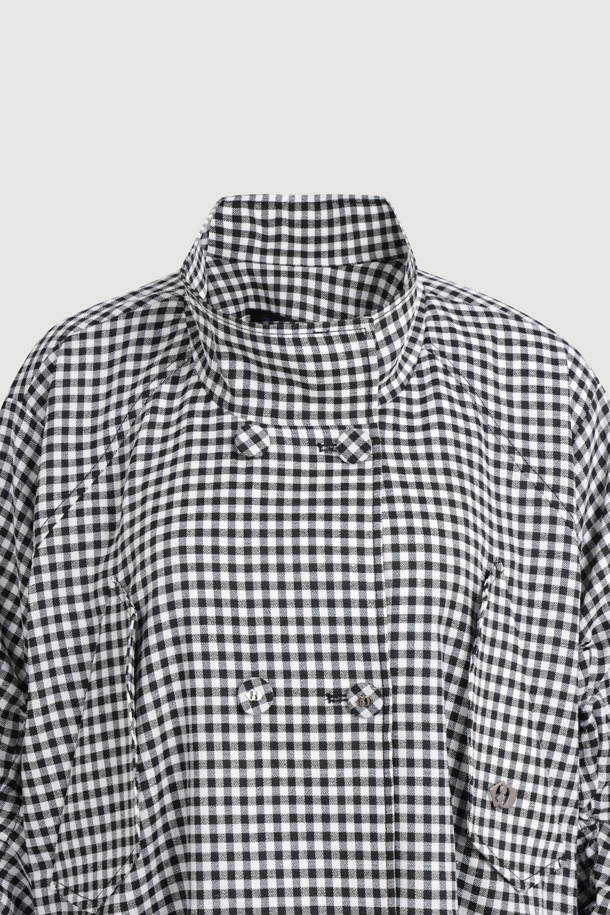 캐주얼 더블 점퍼 (블랙)는 클래식하고 러블리한 무드를 연출하는 여성 점퍼입니다. 봄, 가을에 어울리는 더블 버튼 여밈 방식의 루즈핏 코트 타입으로, 체크 패턴이 특징입니다. 긴 소매와 사이드 포켓, 소매 밴딩 셔링, 밑단 리본 디테일이 돋보입니다. 데이트룩, 모임룩, 쇼핑룩 등 다양한 TPO에 활용하기 좋으며, 미니멀, 걸리시 스타일을 선호하는 분들께 추천합니다.
