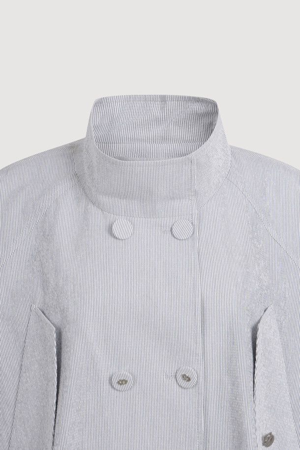 캐주얼 더블 점퍼 (라이트 화이트)는 여성스러운 무드를 자아내는 클래식하고 러블리한 스타일의 점퍼입니다. 봄, 가을에 어울리는 루즈핏 디자인으로, 더블 버튼 여밈과 긴소매, 슬리브 밴딩 셔링 디테일로 포인트를 더했습니다. 양 사이드 포켓과 밑단 리본 디테일이 돋보이며, 데이트룩, 카페룩, 모임룩 등 다양한 TPO에 활용하기 좋습니다. 미니멀하면서도 걸리시한 스타일을 연출할 수 있는 매력적인 아이템입니다. 
