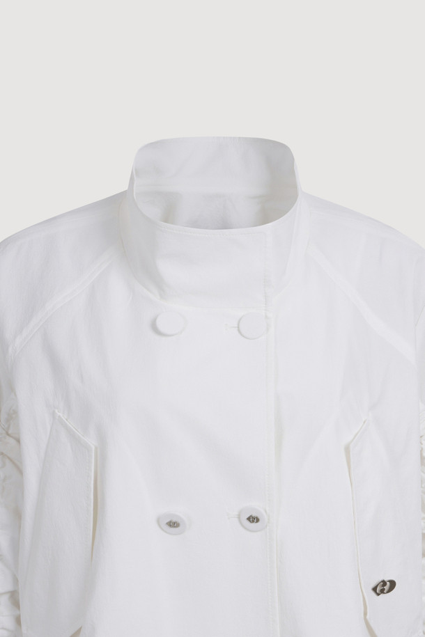 캐주얼 더블 점퍼 (화이트)는 여성스러운 스타일을 연출하기 좋은 아우터입니다. 봄, 가을에 어울리는 이 점퍼는 클래식하고 러블리한 무드를 자아내며, 루즈핏으로 편안하게 착용할 수 있습니다. 더블 버튼 여밈 방식과 긴 소매, 사이드 포켓, 소매 밴딩 셔링, 밑단 리본 디테일이 특징이며, 실루엣 조절이 가능하여 다양한 스타일을 연출할 수 있습니다. 데이트룩, 쇼핑룩, 모임룩 등 다양한 TPO에 미니멀하고 걸리시한 스타일로 코디해보세요.
