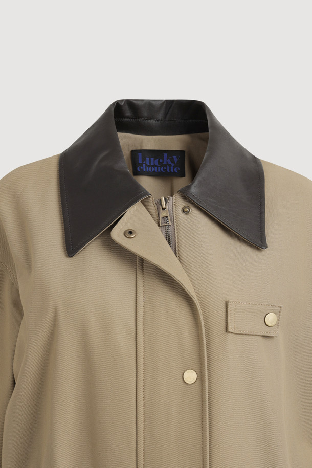 가죽 칼라 스트링 점퍼는 베이지, 블랙 두 가지 색상으로 제공되는 여성용 아우터입니다. 가죽 소재로 제작되어 클래식하고 베이직한 스타일을 연출하며, 봄, 가을에 착용하기 좋습니다. 레귤러 핏의 레귤러 기장으로, 지퍼와 스냅 버튼으로 여밈이 가능하며, 허리 버클 스트랩과 다양한 포켓 디테일이 특징입니다. 데이트룩, 모임룩, 가을 나들이룩에 어울리는 미니멀하고 시크한 분위기를 더해줍니다.
