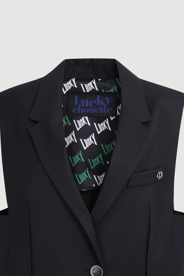 턱 포인트 백 스트랩 베스트 (블랙)는 미니멀하고 베이직한 스타일의 여성용 베스트입니다. 사계절 활용 가능하며, 데이트룩과 모임룩에 잘 어울립니다. 힙라인 기장의 민소매 디자인으로, 턱 디테일과 백 스트랩으로 포인트를 주어 세련된 느낌을 줍니다. 버튼 여밈 방식으로 사이즈 조절이 가능하며, 다양한 스타일 연출에 용이합니다. 블랙 컬러로 어떤 옷에도 매치하기 쉬워 활용도가 높습니다.
