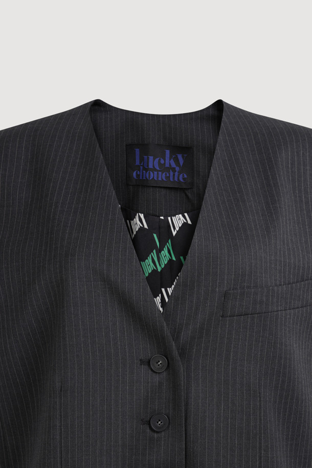 핀 스트라이프 오버 핏 베스트는 포멀하면서 시크한 무드를 연출하는 상의입니다. 블랙 컬러의 핀 스트라이프 패턴이 세련된 느낌을 주며, 브이넥 디자인과 민소매 기장으로 시원하게 착용할 수 있습니다. 오버 핏으로 제작되어 편안한 착용감을 선사하며, 레이어드 스타일링이 가능하여 다양한 연출이 가능합니다. 오피스룩, 출근룩, 모임룩 등 TPO에 맞춰 시크하고 클래식한 스타일을 완성해보세요. 사계절 내내 활용 가능한 실용적인 아이템입니다.
