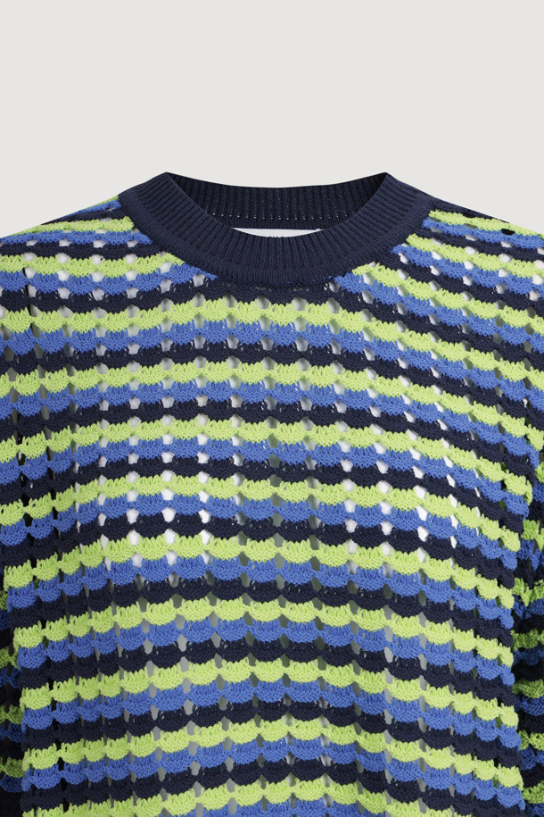 컬러 믹스 크로셰 풀오버는 네이비, 그린, 블루 컬러 배색의 여성용 니트/스웨터입니다. 봄, 여름 시즌에 어울리는 반소매 기장의 레귤러핏 상의로, 캐주얼한 스타일을 연출합니다. 부드러운 촉감의 니트 소재에 크로셰와 스트라이프 패턴이 돋보이며, 라운드넥 디자인과 리브 짜임 마감, 통기성이 특징입니다. 동네 마실룩이나 카페룩, 캐주얼, 미니멀, 클래식 스타일을 선호하는 분들께 추천합니다.
