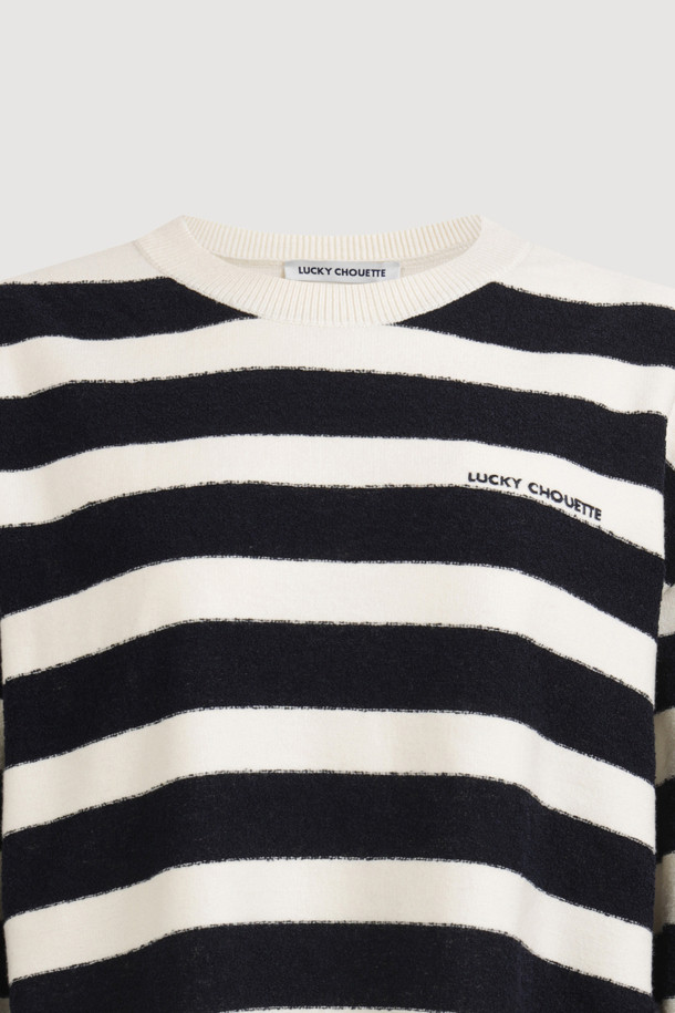 블랙과 화이트 스트라이프 패턴의 사이드 리본 니트 풀오버입니다. 부드러운 울 소재로 제작되어 가을, 겨울철 따뜻하게 착용 가능하며, 루즈핏과 라운드넥 디자인으로 편안한 착용감을 선사합니다. 양옆 트임과 립 조직 디테일, 사이드 리본으로 포인트를 더해 캐주얼하면서도 베이직한 스타일을 연출합니다. 긴 소매 기장과 두꺼운 두께감으로 겨울 데일리룩에 적합하며, 아울렛 전용 제품으로 만나보실 수 있습니다.
