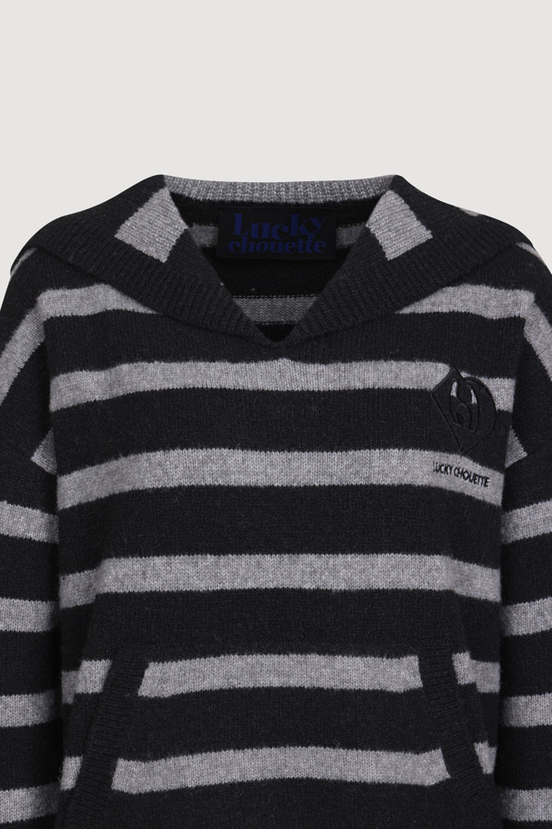 **Stripe Sailor Collar Knit (스트라이프 세일러 칼라 니트)**

가을, 겨울 시즌을 위한 여성 니트/스웨터입니다. 부드러운 촉감의 니트 소재로 제작되었으며, 블랙과 그레이 두 가지 색상으로 만나보실 수 있습니다. 레귤러 핏과 긴 소매 기장, 두꺼운 두께감으로 따뜻하게 착용 가능하며, 캥거루 포켓과 리브 마감 디테일이 돋보입니다. 페미닌, 캐주얼 스타일 모두 소화 가능하며, 브랜드 로고 자수가 은은하게 포인트가 되어줍니다. 세일러 칼라와 스트라이프 패턴의 조화가 돋보이는 데일리 니트입니다. 
