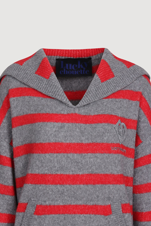 그레이와 레드의 스트라이프 패턴이 돋보이는 스트라이프 세일러 칼라 니트입니다. 부드러운 촉감의 니트 소재로 제작되어 가을, 겨울 시즌 따뜻하게 착용하기 좋습니다. 캥거루 포켓과 브랜드 로고 자수, 리브 마감 디테일이 더해져 캐주얼하면서도 페미닌한 무드를 연출합니다. 레귤러핏과 긴소매 기장으로 편안하게 데일리룩, 카페룩, 데이트룩 등 다양한 TPO에 활용하기 좋습니다. 보온성이 뛰어나 추운 날씨에도 따뜻함을 유지해 줍니다.
