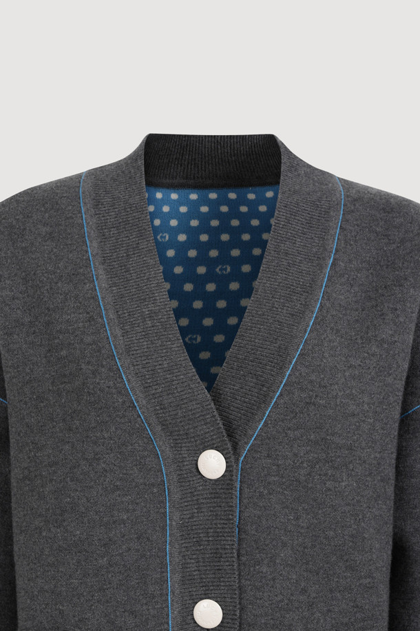 멜란지 그레이 컬러의 리버서블 도트 니트 가디건입니다. 울 소재로 제작되어 부드러운 촉감과 따뜻함을 선사하며, 가을, 겨울 시즌 데일리룩에 활용하기 좋습니다. 브이넥 디자인과 레귤러핏으로 클래식하고 캐주얼한 스타일을 연출하며, 안감에는 도트 패턴이 적용되어 있습니다. 2WAY 스타일링이 가능하여 다양한 분위기로 연출할 수 있으며, 양옆 포켓과 버튼 여밈 디테일로 실용성을 더했습니다. 겨울 동네 마실룩이나 카페룩으로 편안하게 착용해보세요.
