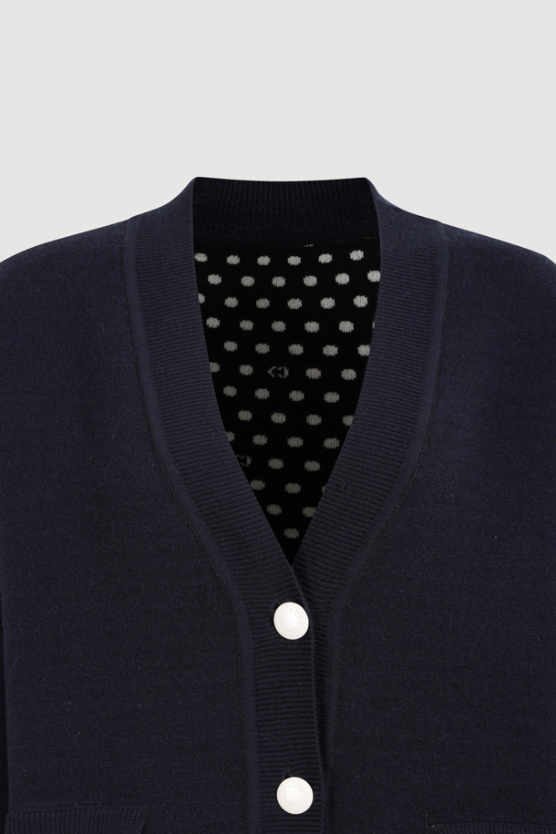 네이비 컬러의 리버서블 도트 니트 가디건입니다. 울 소재로 제작되어 부드러운 촉감을 선사하며, 봄, 가을, 겨울 세 계절 모두 활용 가능합니다. 레귤러 핏과 라운드넥 디자인으로 캐주얼하고 베이직한 스타일을 연출할 수 있습니다. 도트 무늬와 무지 디자인을 한 면씩 사용하여 2WAY 스타일링이 가능하며, 양옆 포켓으로 실용성을 더했습니다. 두꺼운 두께감으로 겨울철 데일리룩에 따뜻함을 더해줄 아이템입니다.
