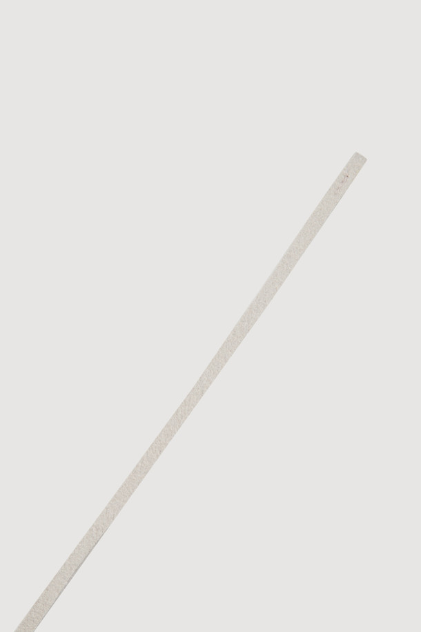 LUCKY CHOUETTE (럭키슈에뜨)의 Chouetties Fake Fur Belt (아이보리)는 부드러운 촉감의 페이크 퍼 소재로 제작된 여성용 벨트입니다. 가을, 겨울 시즌에 어울리며, 캐주얼, 미니멀, 클래식 스타일을 모두 아우르는 디자인입니다. 끈으로 여미는 방식이며, 개발 달 금속 장식이 포인트로 더해져 세련된 느낌을 줍니다. 가벼운 착용감으로 데이트룩, 모임룩 등 다양한 룩에 레이어드하여 연출할 수 있습니다.
