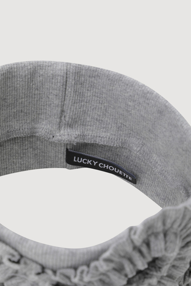 LUCKY CHOUETTE의 Chouetties 리본 포인트 헤어밴드(멜란지 그레이)입니다. 코튼과 스판 혼방 소재의 골지 패턴으로 제작되어 신축성이 뛰어나 편안한 착용감을 선사합니다. 넓은 폭과 볼륨감 있는 디자인, 리본 및 자수 디테일이 돋보이며, 캐주얼 스타일은 물론 다양한 룩에 손쉽게 포인트를 더할 수 있는 데일리 아이템입니다.
