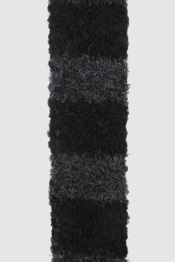 럭키슈에뜨(LUCKY CHOUETTE)의 Chouetties 스트라이프 니트 머플러(블랙)입니다. 울 소재로 제작되어 가을과 겨울철에 따뜻하게 착용할 수 있으며, 얇은 두께감으로 답답함 없이 부드러운 착용감을 선사합니다. 블랙 컬러 바탕에 스트라이프 패턴으로 디자인되어 캐주얼, 베이직, 클래식, 미니멀 등 다양한 스타일 연출에 활용할 수 있습니다. 출근룩에 포인트를 더할 수 있으며, 럭키 크레센트 문 모티브 와펜 자수가 은은하게 디자인되어 있습니다.
