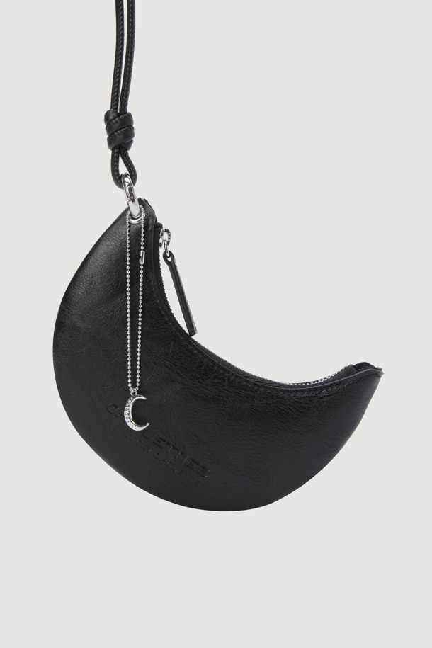 LUCKY CHOUETTE(럭키슈에뜨)의 Chouetties Moon Shape 미니 백 (블랙) 입니다. 달 모양 디자인과 은은한 광택감이 돋보이는 여성용 미니 백으로, 페미닌한 무드를 연출합니다. 인조가죽 소재로 제작되었으며, 금속 장식과 불박 레터링 디테일이 시크한 포인트를 더합니다. 내부에는 카드 수납이 가능한 실용적인 디자인이며, 크로스백 또는 투웨이 스타일로 연출할 수 있습니다. 데이트룩, 쇼핑룩, 모임룩 등 다양한 TPO에 활용하여 클래식, 미니멀, 시크한 스타일을 완성해보세요.
