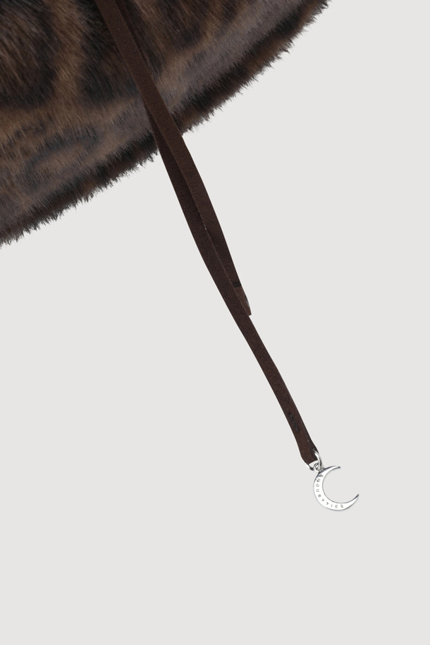 [Re-Order] 럭키슈에뜨_페이크 퍼 호보백은 부드러운 페이크 퍼 소재로 제작되어 포근한 착용감을 선사하는 여성용 호보백입니다. 미디엄 사이즈에 레오파드 패턴이 더해져 캐주얼하면서도 레트로한 스타일을 연출하며, 금속 장식과 퍼 디테일이 고급스러움을 더합니다. 가방 내부 수납력이 뛰어나 실용적이며, 끈 여밈 방식으로 내용물을 안전하게 보관할 수 있습니다. 가볍게 들고 다니기 좋아 일상 속에서 편안하게 사용할 수 있는 럭키슈에뜨 브랜드의 호보백입니다.
