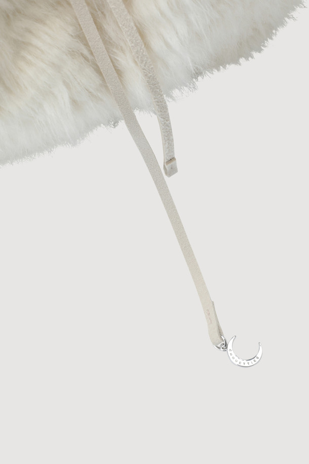 [Re-Order] 럭키슈에뜨_페이크 퍼 호보백은 부드럽고 따뜻한 페이크 퍼 소재에 레오파드 패턴으로 포인트를 더한 여성용 호보백입니다. 아이보리 컬러와 끈 여밈 방식으로 편안하고 웨어러블하게 착용 가능하며, 가벼운 착용감과 넉넉한 수납공간을 제공합니다. 금속 장식 디테일이 돋보이며, 캐주얼 및 레트로 스타일 연출에 적합합니다. 헤어리한 긴 모장으로 포근한 질감을 더해, 일상에서 스타일리시하게 활용할 수 있습니다.
