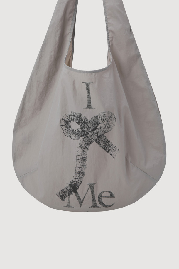 Chouetties by LUCKY CHOUETTE의 Graphic Tote Bag(grey)은 빈티지한 무드의 여성용 토트백입니다. 나일론 소재에 달 모티프와 리본, 프린트 패턴이 돋보이며, 접이식 디자인으로 휴대성을 높였습니다. 내부 포켓이 있어 실용적이며, 매지컬/셀레스티얼 테마를 담아 일상 속에서 특별한 스타일을 연출합니다.
