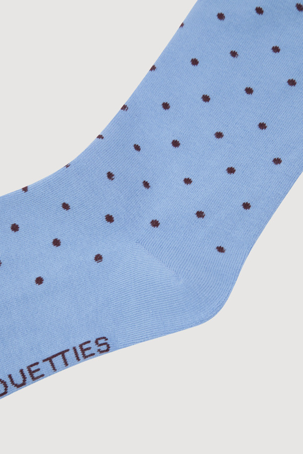 럭키슈에뜨의 도트 패턴 삭스(블루)는 캐주얼한 스타일을 연출하기 좋은 양말입니다. 면 소재로 제작되어 부드러운 촉감을 제공하며, 사계절 내내 편안하게 착용할 수 있습니다. 발목 뒤쪽에는 달 직조 디테일, 바닥에는 레터링 직조가 적용되어 디자인 포인트를 더했습니다. 도트 패턴과 블루 컬러가 어우러져 동네 마실룩, 집콕룩, 산책룩 등 다양한 TPO에 매치하기 좋습니다. 신축성이 있어 활동성을 높여주며, 미니멀한 룩에도 잘 어울립니다.
