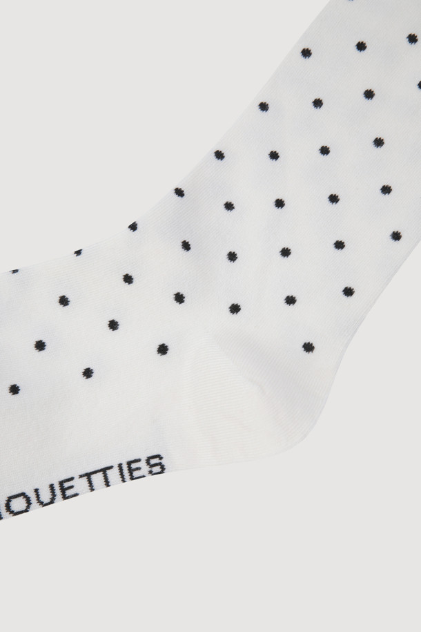 LUCKY CHOUETTE(럭키 슈에뜨)의 도트 패턴 삭스(화이트)입니다. 면 소재로 제작되어 부드러운 촉감을 선사하며, 사계절 내내 편안하게 착용할 수 있습니다. 발목 뒤쪽에는 달 직조 포인트, 발바닥 부분에는 레터링 직조 디테일이 더해져 디자인 포인트를 더했습니다. 캐주얼하고 미니멀한 스타일로, 동네 마실룩이나 집콕룩 등 다양한 TPO에 매치하기 좋습니다. 신축성이 있어 활동성이 뛰어나며, 깔끔한 화이트 컬러에 도트 무늬가 더해져 어디에나 잘 어울리는 데일리 아이템입니다.
