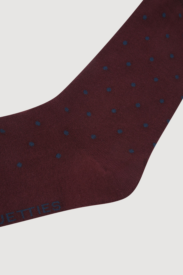 럭키 슈에뜨 by 럭키 슈에뜨 도트 패턴 양말(와인)은 면 소재로 제작되어 부드러운 촉감을 선사합니다. 사계절 내내 착용 가능한 이 양말은 캐주얼 스타일로, 도트 무늬가 돋보입니다. 발목 뒤 달 직조와 바닥 레터링 직조 디테일이 돋보이며, 신축성이 있어 편안한 착용감을 제공합니다. 동네 마실룩, 집콕룩, 산책룩 등 다양한 TPO에 활용하기 좋으며, 미니멀한 스타일을 연출할 수 있습니다.
