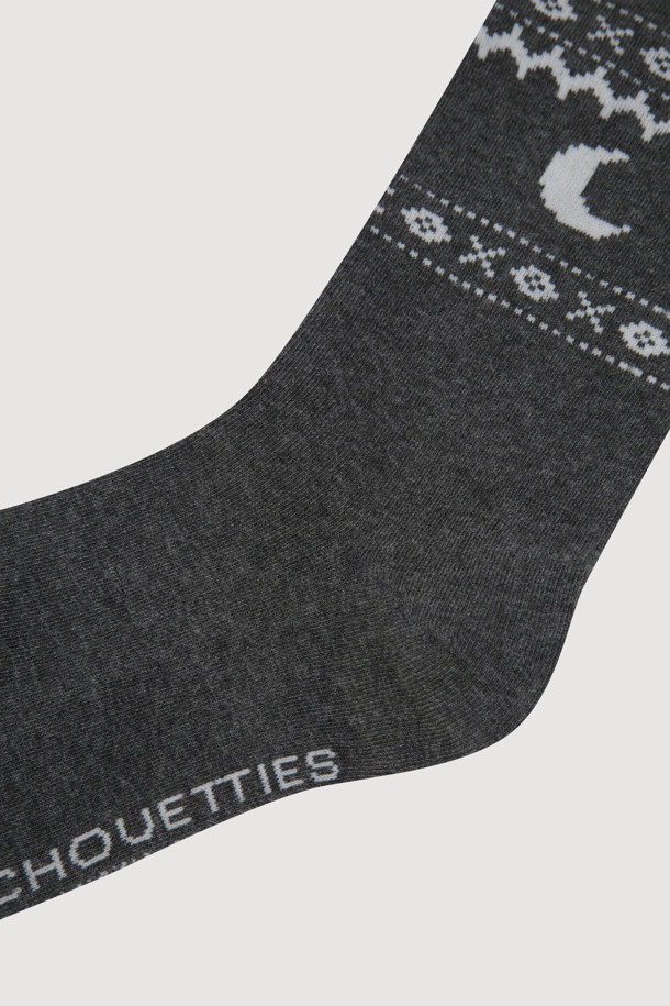 럭키슈에뜨의 Chouetties (슈에티) 노르딕 패턴 양말 (그레이)입니다. 면 소재로 제작되어 편안한 착용감을 선사하며, 사계절 내내 활용하기 좋습니다. 캐주얼 및 미니멀 스타일에 잘 어울리며, 일상에서 데일리하게 착용하기 좋습니다. 노르딕 패턴과 럭키슈에뜨 로고, 달 모티브 레터링 디자인이 특징입니다. 심플하면서도 포인트를 더해주는 디자인으로 다양한 룩에 매치하기 좋습니다.
