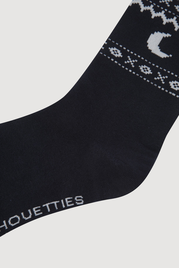 럭키 슈에뜨(LUCKY CHOUETTE)의 Chouetties 노르딕 패턴 양말(다크 네이비)입니다. 면 소재로 제작되어 사계절 내내 편안하게 착용할 수 있으며, 일상생활은 물론 산책룩에 잘 어울립니다. 다크 네이비 컬러와 노르딕 패턴, 달 모티브 디자인이 조화롭게 어우러져 캐주얼, 미니멀, 클래식 스타일을 연출하기 좋습니다. 발바닥 부분에는 레터링 직조 디테일이 더해져 포인트를 줍니다.

