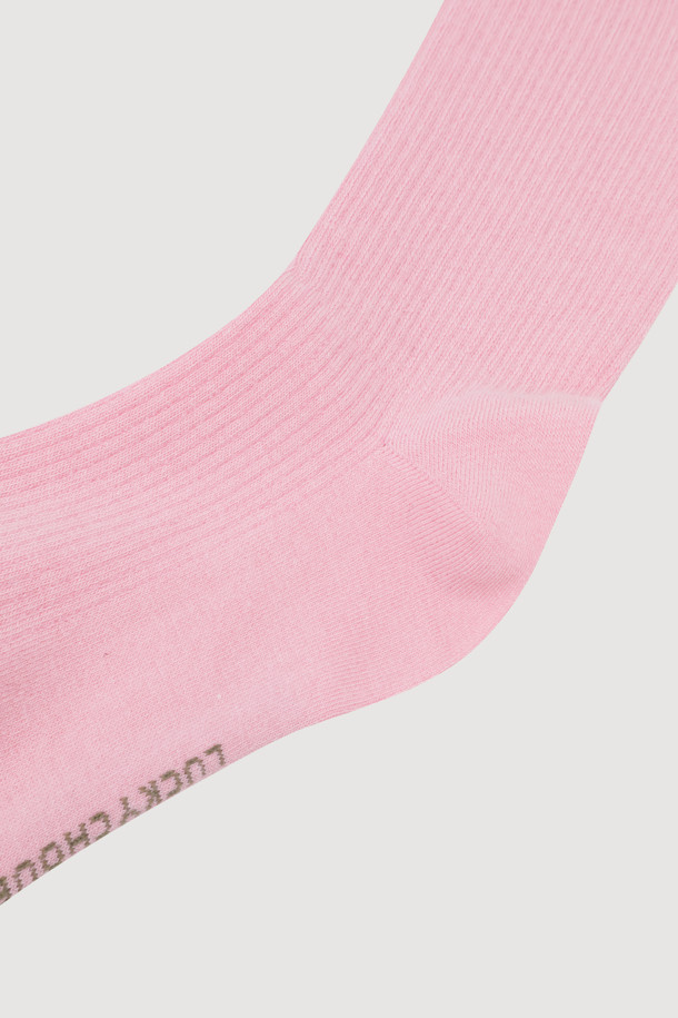럭키슈에뜨 by 슈에티스_베이직 골지 양말은 면 소재로 제작되어 부드러운 촉감을 선사합니다. 핑크 컬러에 골지 패턴과 레터링 디자인이 더해져 캐주얼하고 미니멀한 스타일을 연출합니다. 발바닥 부분의 레터링 직조 디테일이 돋보이며, 신축성이 좋아 편안한 착용감을 제공합니다. 일상생활은 물론, 동네 마실룩이나 집콕룩에도 활용하기 좋은 아이템입니다. 사계절 내내 데일리로 착용할 수 있는 베이직한 양말입니다.
