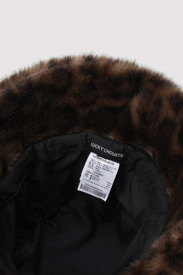 럭키슈에뜨 Chouetties(슈에뜨) 레오파드 버킷 햇(브라운)은 가을, 겨울 시즌 당신의 스타일을 완성해 줄 아이템입니다. 부드러운 페이크 퍼 소재와 두꺼운 두께감으로 따뜻함을 선사하며, 일반적인 모자 깊이와 챙 넓이로 편안한 착용감을 제공합니다. 레오파드 패턴과 Lucky Crescent Moon 모티브의 달 와펜 자수 디테일이 돋보이며, 데이트룩, 모임룩, 연말 모임룩 등 다양한 TPO에 활용 가능합니다. 캐주얼, 클래식, 레트로 스타일을 모두 아우르는 매력적인 디자인으로, 프리사이즈로 제작되어 누구나 부담 없이 착용할 수 있습니다.
