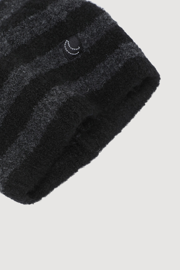 럭키슈에뜨(LUCKY CHOUETTE)의 Chouetties 스트라이프 니트 비니(블랙)입니다. 가을, 겨울 시즌에 어울리는 울 혼방 소재로 제작되어 부드러운 촉감을 선사하며, 가벼운 착용감을 자랑합니다. 일상 및 출근룩, 모임룩에 매치하기 좋으며, 캐주얼, 미니멀, 클래식 스타일을 모두 소화할 수 있습니다. 얇은 두께감과 일반 모자 깊이로 편안하게 착용 가능하며, 럭키 크레센트 문 모티브 자수와 와펜 디자인이 돋보입니다. 블랙 컬러의 스트라이프 패턴으로 어떤 스타일에도 웨어러블하게 연출할 수 있습니다.
