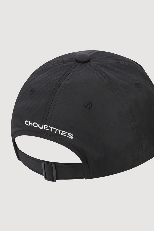 LUCKY CHOUETTE의 Chouetties 리본 포인트 볼캡입니다. 나일론 소재의 블랙 컬러로, 일상에서 편안하게 착용하기 좋습니다. 챙 부분은 일자 형태로 디자인되었으며, 볼륨감 있는 리본 자수와 후면 레터링 자수가 특징입니다. 사이즈 조절이 가능하여 남녀 모두 착용할 수 있으며, 봄, 여름, 가을 계절에 캐주얼한 스타일을 연출하기 좋습니다.
