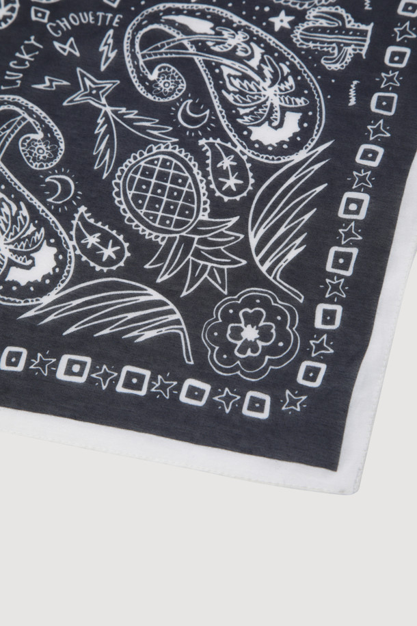 다크 네이비 색상의 페이즐리 스퀘어 스카프입니다. 면과 실크 혼방 소재로 제작되어 부드러운 촉감을 선사하며, 봄, 여름, 가을 계절에 착용하기 좋습니다. 클래식과 캐주얼 스타일 모두 소화 가능하며, 헤어밴드 또는 탑으로도 활용 가능한 다용도 아이템입니다. 동네 마실룩, 카페룩, 여행룩 등 다양한 TPO에 맞춰 스타일링 해보세요. 미니멀한 룩에도 포인트 아이템으로 활용하기 좋습니다.
