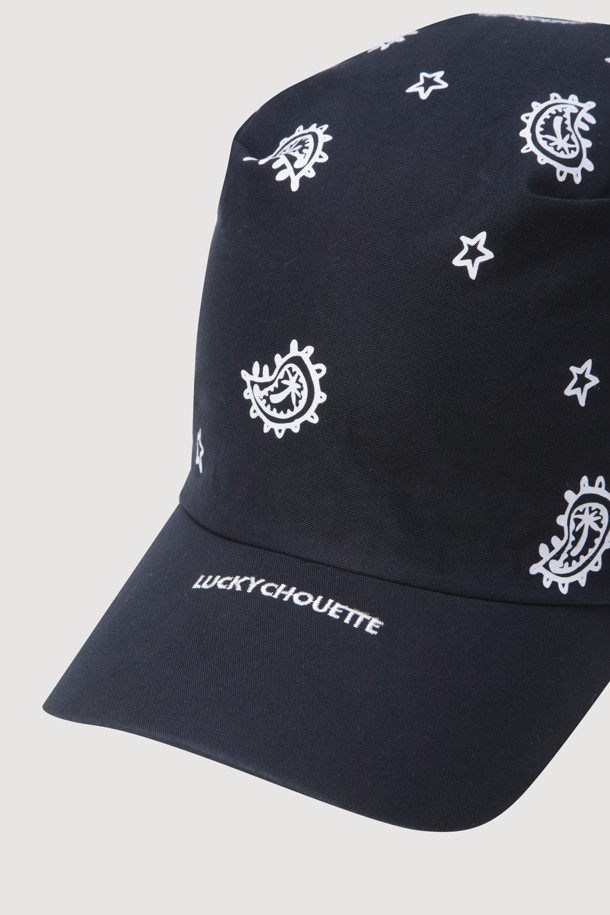 페이즐리 스카프 캡(다크 네이비)은 스트리트 감성을 담아낸 하이브리드 캐주얼 스타일의 모자입니다. 다크 네이비 컬러에 페이즐리 무늬가 돋보이며, 스카프를 활용한 투웨이 연출이 가능합니다. 앞면에는 럭키슈에뜨 레터링 자수 디테일이 더해져 포인트를 더했습니다. 산책룩이나 여행룩에 매치하여 개성 있는 스타일을 연출할 수 있으며, 캐주얼, 스트리트, 클래식 등 다양한 스타일을 소화합니다.
