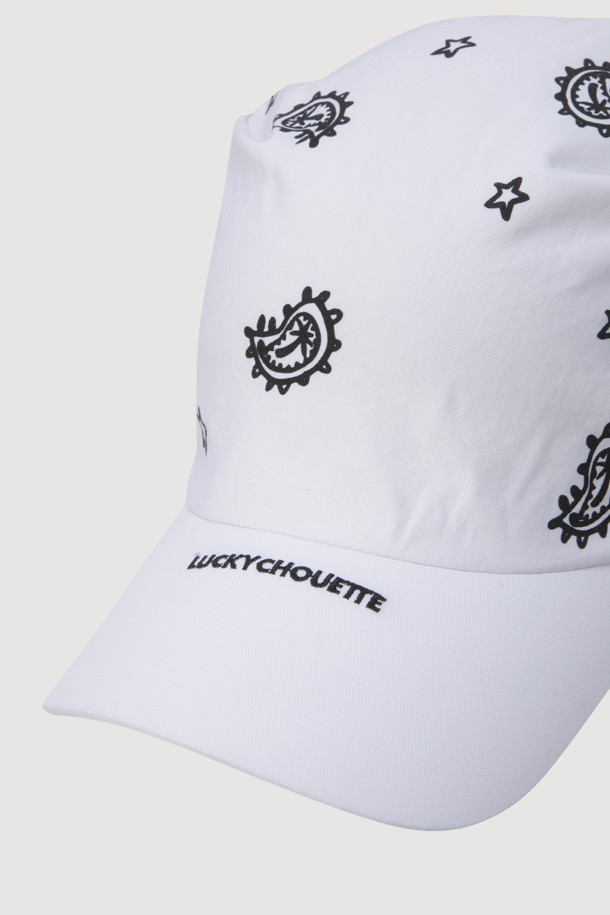 페이즐리 스카프 캡(화이트)은 캐주얼, 스트리트, 미니멀 스타일을 즐겨 입는 분들을 위한 모자입니다. 부드러운 화이트 컬러 바탕에 페이즐리 무늬가 포인트로 들어가 있으며, 챙 부분에는 레터링 자수가 더해져 유니크한 디자인을 자랑합니다. 스카프는 투웨이 연출이 가능하여 다양한 스타일을 연출할 수 있으며, 동네 마실룩이나 산책룩에 툭 걸치기 좋습니다. 일상에서 개성 있는 포인트를 더하고 싶을 때 활용해보세요.
