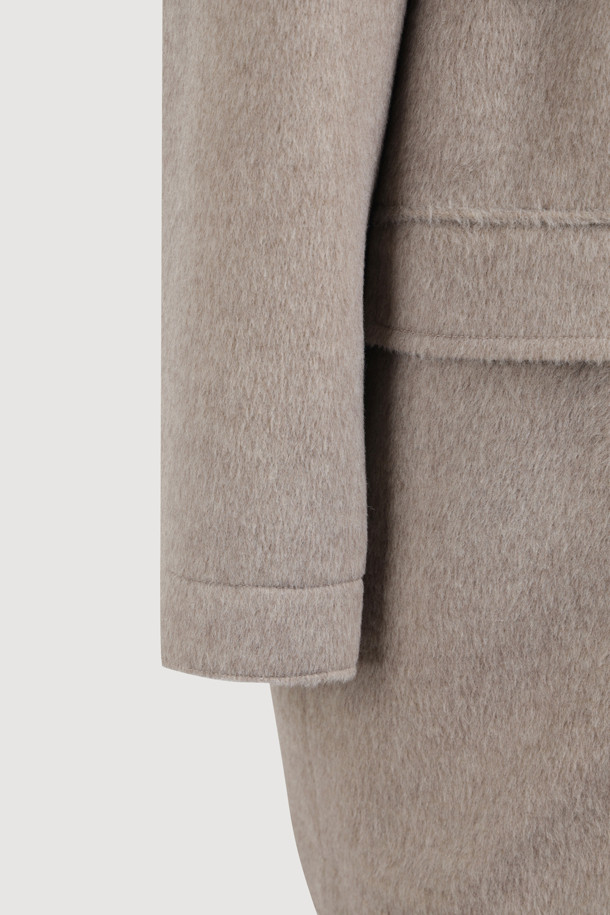 럭키슈에뜨의 Chouetties (슈에티스) 하프 더블 코트는 멜란지 베이지 컬러의 여성용 코트입니다. 캐주얼한 스타일로, 가을과 겨울에 착용하기 좋으며, 루즈핏으로 편안함을 더했습니다. 울 소재에 두꺼운 두께감으로 따뜻함을 유지하며, 안감이 있어 착용감을 높였습니다. 더블 버튼 여밈 방식과 4개의 포켓, 긴 소매 디자인이 특징이며, 출근룩, 클래식, 미니멀, 캐주얼 스타일을 연출하기 좋습니다.
