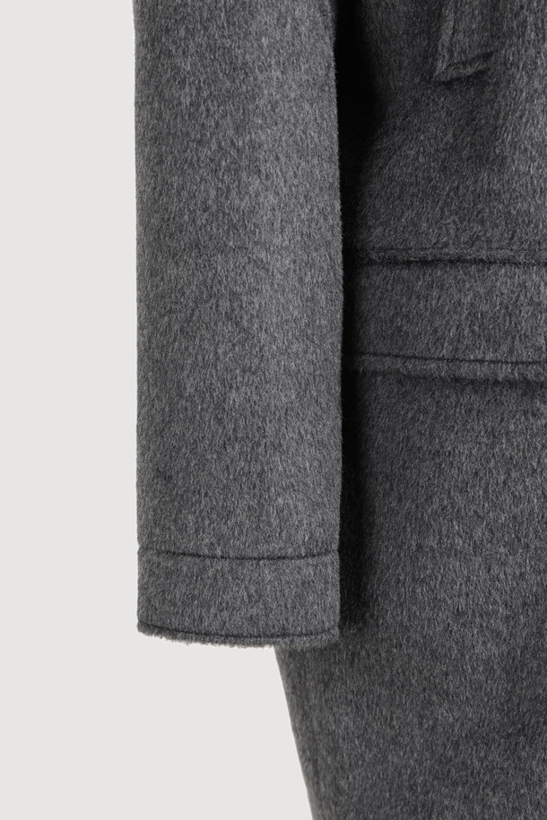 LUCKY CHOUETTE (럭키슈에뜨)의 Chouetties Half Double Coat (슈에티스 하프 더블 코트)는 멜란지 그레이 컬러의 여성용 코트입니다. 캐주얼 및 베이직 스타일로, 가을과 겨울에 착용하기 좋은 두꺼운 울 소재의 하프 기장 더블 코트입니다. 루즈핏으로 편안하게 착용 가능하며, 4개의 포켓과 안감이 있어 실용성을 더했습니다. 출근룩, 모임룩, 데이트룩 등 다양한 TPO에 활용할 수 있으며, 클래식, 미니멀, 캐주얼 스타일을 연출하기 좋습니다. 부드러운 촉감과 긴 소매 기장이 특징입니다.
