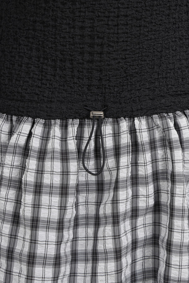 LUCKY CHOUETTE(럭키슈에뜨) Chouetties U넥 슬리브리스 원피스 (블랙)입니다. 깊고 와이드한 U넥 디자인과 솔리드, 체크 소재의 세련된 믹스가 돋보입니다. 허리 스트링 디테일과 Lucky Crescent Moon 모티브 패치 자수가 포인트로 더해졌으며, 단독 또는 레이어드하여 다양한 스타일을 연출할 수 있습니다. 데이트룩, 카페룩, 모임룩에 어울리는 클래식, 미니멀, 걸리시 무드의 슬리브리스 원피스입니다. 봄, 여름 시즌에 시원하고 스타일리시하게 즐겨보세요.
