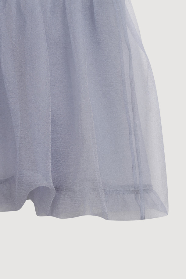 럭키 슈에뜨의 레이어링 민소매 원피스(grey)는 페미닌한 무드를 연출하는 여성 의류입니다. 봄, 여름 시즌에 어울리는 얇은 두께감의 루즈핏 원피스로, 광택감 있는 소재와 셔링 디테일이 특징입니다. 조절 가능한 어깨끈으로 편안하게 착용 가능하며, 뒷면 라벨 장식으로 포인트를 더했습니다. 데이트룩, 카페룩, 여행룩 등 다양한 TPO에 활용 가능하며, 미니멀, 로맨틱, 클래식 스타일을 즐기는 분들께 추천합니다. 무지 디자인의 레이어드 치마 타입으로, 세련된 스타일을 연출할 수 있습니다.
