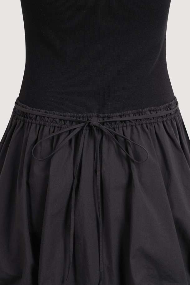 럭키슈에뜨의 헴 볼륨 민소매 원피스(블랙)는 여성용 캐주얼 원피스입니다. A라인 핏과 플레어 치마 타입으로, 허리 밴딩과 스커트 셔링 디테일이 특징이며 볼륨감 있는 실루엣을 연출합니다. 라운드넥 디자인에 민소매 기장으로, 여름철 데이트룩, 카페룩, 바캉스룩 등 다양한 TPO에 활용하기 좋습니다. 뒷면 라벨 장식, 무지 패턴으로 미니멀하고 로맨틱한 스타일을 완성하며, 레이어드 스타일링으로 개성 있는 연출이 가능합니다.
