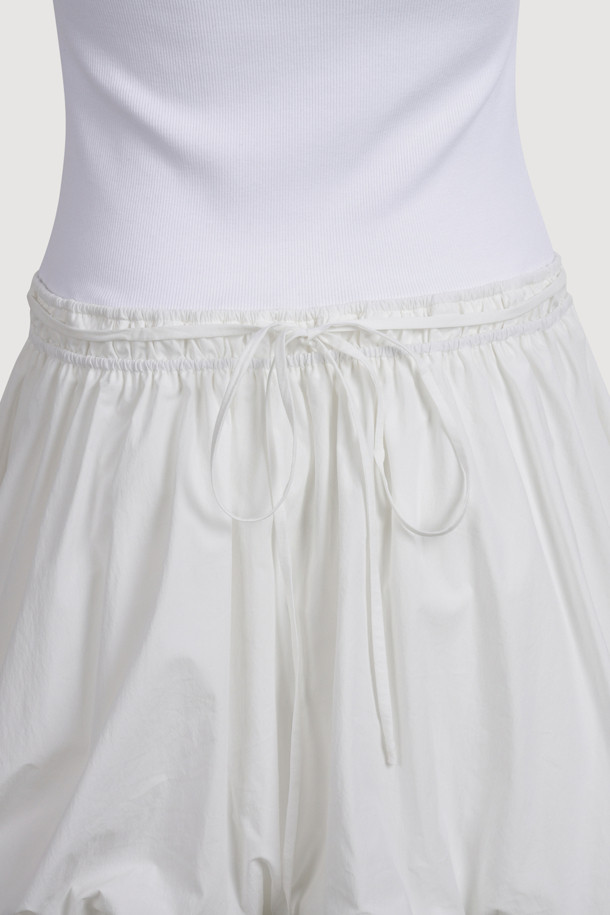 럭키슈에뜨 Chouetties (슈에티스) 헴 볼륨 슬리브리스 원피스 (화이트)는 우아한 스타일을 연출하는 여성 의류입니다. 봄, 여름 시즌에 어울리는 슬리브리스 디자인으로, A라인 치마핏과 허리 밴딩으로 편안하면서도 여성스러운 실루엣을 강조합니다. 풍성한 볼륨감의 스커트 셔링 디테일이 돋보이며, 뒤 라벨 장식이 포인트로 더해졌습니다. 데이트룩, 카페룩, 휴가룩 등 다양한 TPO에 활용 가능하며, 클래식, 미니멀, 로맨틱 스타일을 즐겨 입는 분들께 추천합니다.
