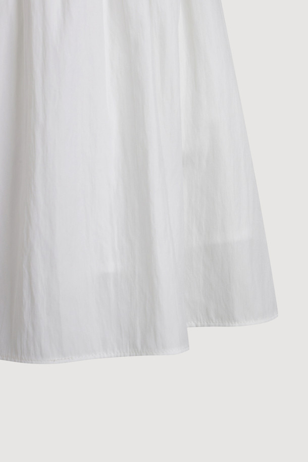 럭키슈에뜨의 Chouetties (슈에티스) 홀터넥 미니 드레스 (화이트)는 여성스러운 무드를 연출하는 여름 스타일의 미니 원피스입니다. A라인 플레어 스커트에 달 모티프 패턴이 더해져 로맨틱한 분위기를 자아내며, 홀터넥과 민소매 디자인으로 시원함을 더했습니다. 허리 밴딩과 등판 리본 디테일, 안감 처리가 편안한 착용감을 선사하며, 레이어드 스타일링이 가능하여 다양한 연출이 가능합니다. 데이트룩, 휴가룩, 리조트룩 등 TPO에 구애받지 않고, 걸리시하고 리조트한 스타일을 완성할 수 있습니다.
