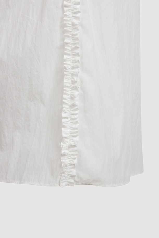 Chouetties by LUCKY CHOUETTE(슈에티 바이 럭키슈에뜨)의 홀터넥 롱 원피스 (화이트)입니다. 여성 의류로, 봄, 여름 시즌에 어울리는 우아하고 베이직한 스타일의 롱 원피스입니다. 홀터넥 디자인과 A라인 치마핏으로 여성스러운 실루엣을 연출하며, 백리스 디자인과 허리 끈, 러플 디테일로 포인트를 더했습니다. 민소매 디자인으로 시원하며, 레이어드하여 다양한 스타일을 연출할 수 있습니다. 데이트룩, 휴가룩, 리조트룩 등 특별한 날에 로맨틱하고 미니멀한 무드를 더해보세요.
