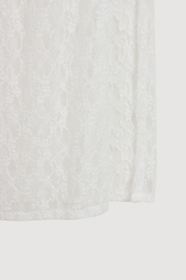 럭키슈에뜨 레이스 레이어링 드레스 (화이트)는 로맨틱하고 미니멀한 스타일을 연출하는 여성용 원피스입니다. 여름 계절에 어울리는 민소매 디자인으로, 얇은 레이스 소재와 슬림핏이 특징입니다. 뒤 X자형 끈 디자인과 신축성 있는 소재로 편안한 착용감을 선사하며, 스윔웨어 또는 이너와 레이어드하여 다양한 스타일을 연출할 수 있습니다. 데이트룩, 휴가룩, 리조트룩으로 활용하기 좋습니다. 스퀘어넥 라인과 레이어드 치마 타입이 드레시한 분위기를 더합니다.
