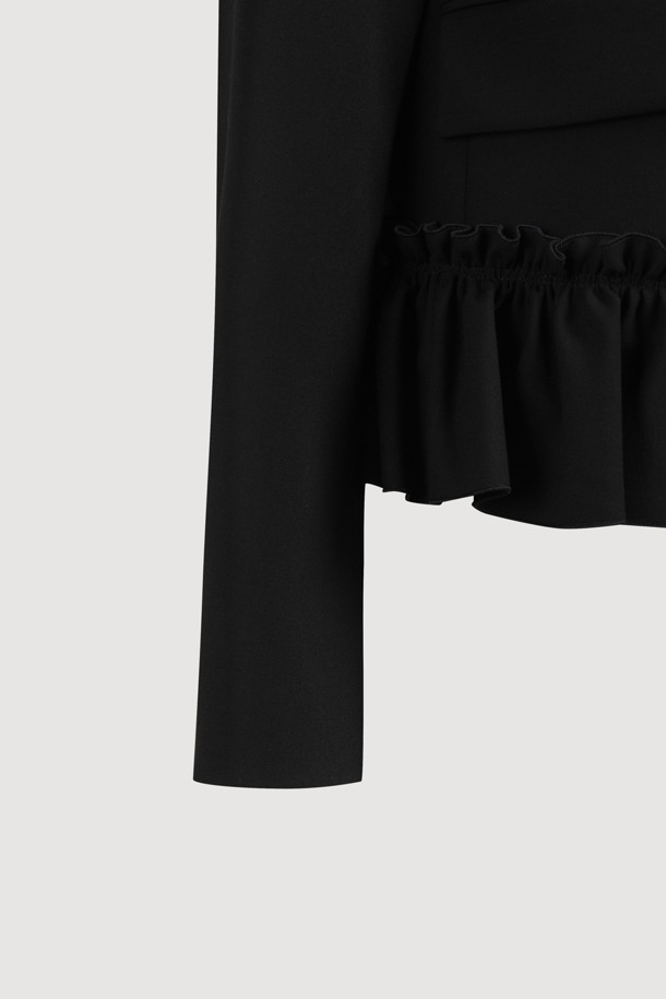 럭키슈에뜨(LUCKY CHOUETTE)의 Chouetties Frill Point 재킷은 우아하고 페미닌한 스타일을 연출하는 여성용 블랙 자켓입니다. 봄, 가을에 착용하기 좋으며, 레귤러 핏과 보통 두께감으로 편안하게 즐길 수 있습니다. 테일러드 코트 타입에 싱글 버튼 여밈으로 깔끔함을 더하고, 어깨 패드와 러플 디테일이 특징입니다. 안감과 스트라이프 무늬가 고급스러운 느낌을 주며, 오피스룩, 모임룩, 데이트룩 등 다양한 TPO에 활용 가능합니다. 클래식, 미니멀, 시크한 스타일을 선호하는 분들께 추천합니다.
