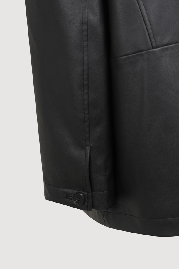 LUCKY CHOUETTE (럭키슈에뜨)의 Chouetties 페이크 레더 재킷 (블랙)입니다. 부드러운 촉감의 인조 가죽 소재로 제작되었으며, 봄, 가을에 착용하기 좋은 두께감입니다. 루즈핏 싱글 버튼 디자인으로 매니시하면서도 캐주얼한 스타일을 연출할 수 있습니다. 어깨 패드가 내장되어 있으며, 양쪽 아웃 포켓과 가먼트 워싱 처리로 디테일을 더했습니다. 출근룩, 모임룩, 데이트룩 등 다양한 TPO에 미니멀, 클래식, 시크한 무드로 활용하기 좋습니다.
