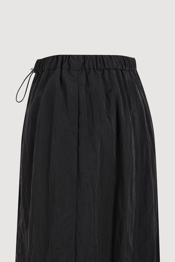 럭키슈에뜨(LUCKY CHOUETTE)의 Chouetties 허리 스트링 롱 스커트(블랙)입니다. 나일론 소재로 제작되어 얇고 가볍게 착용 가능하며, 사계절 내내 활용할 수 있습니다. 허리 밴딩과 스트링으로 편안한 착용감을 선사하며, 셔링 디테일이 여성스러운 실루엣을 연출합니다. 뒷면 포켓과 레터링 자수 포인트로 캐주얼하고 우아한 스타일을 완성하며, 동네 마실룩이나 여행룩에 모두 잘 어울립니다. H라인 핏의 롱스커트로 미니멀하고 클래식한 스타일을 연출해보세요.
