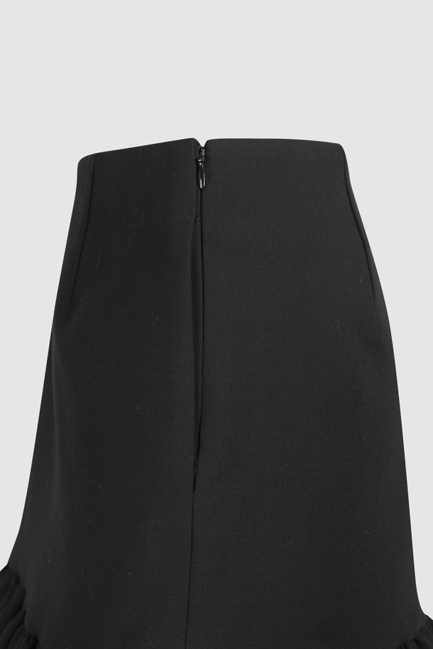 럭키슈에뜨(LUCKY CHOUETTE)의 프릴 헴 미니 스커트(black)입니다. 캐주얼한 무드의 블랙 미니스커트로, H라인 핏과 로우라이즈 디자인이 특징입니다. 폴리에스테르 소재로 제작되어 사계절 내내 편안하게 착용할 수 있으며, 프릴 밑단 디테일이 여성스러운 포인트를 더합니다. 사이드 지퍼로 간편하게 여닫을 수 있으며, 데이트룩, 쇼핑룩 등 다양한 TPO에 활용 가능합니다. 레이어드 스타일링을 통해 미니멀, 클래식 룩을 연출할 수 있습니다.
