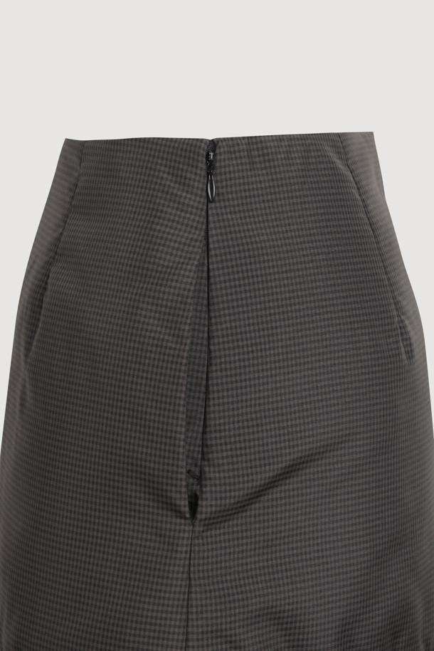 럭키슈에뜨의 Chouetties (슈에티스) Hem Frill Check Padding Skirt (다크 그레이)는 겨울철 캐주얼 룩을 위한 패딩 스커트입니다. 다크 그레이 컬러의 체크 패턴이 돋보이며, 밑단 러플 디테일이 여성스러운 포인트를 더합니다. H라인 핏과 로우라이즈 디자인으로 세련된 실루엣을 연출하며, 두꺼운 두께감으로 따뜻하게 착용할 수 있습니다. 출근룩뿐만 아니라 미니멀, 클래식 스타일에도 잘 어울리는 활용도 높은 아이템입니다.
