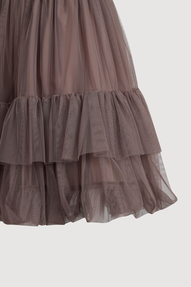 럭키슈에뜨의 Chouetties (슈에티스) 메쉬 볼륨 미니 스커트 (브라운)입니다. 부드러운 촉감의 메쉬 소재로 제작되어 봄, 여름에 시원하게 착용하기 좋습니다. 허리 밴딩과 셔링 디테일이 여성스러운 A라인 실루엣을 더욱 돋보이게 하며, 안감이 있어 비침 걱정 없이 편안하게 입을 수 있습니다. 데이트룩, 카페룩, 여행룩 등 다양한 TPO에 걸리시, 미니멀, 로맨틱 스타일을 연출해보세요.
