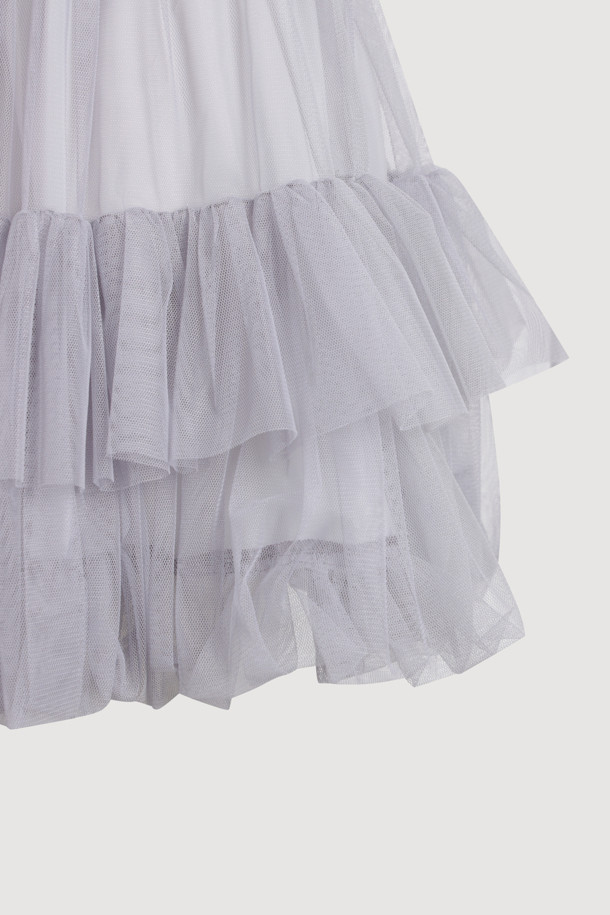 LUCKY CHOUETTE (럭키슈에뜨)의 Chouetties 메쉬 볼륨 미니 스커트입니다. 부드러운 촉감의 얇은 메쉬 소재로 제작되었으며, 여성스러운 A라인 핏과 볼륨감을 살린 디자인이 특징입니다. 셔링 디테일이 더해져 로맨틱한 무드를 연출하며, 허리 밴딩으로 편안하게 착용할 수 있습니다. 비침이 있으므로 속바지를 함께 착용하는 것을 권장하며, 데이트룩, 카페룩, 쇼핑룩 등 다양한 TPO에 걸리시, 로맨틱, 미니멀 스타일로 연출하기 좋습니다.
